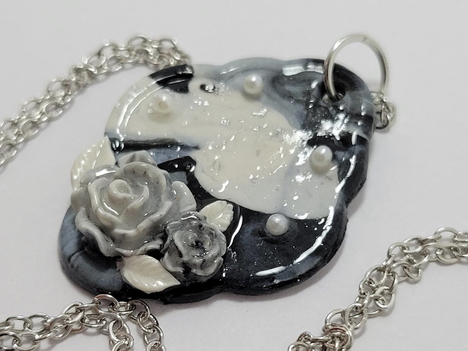 Marbled necklace