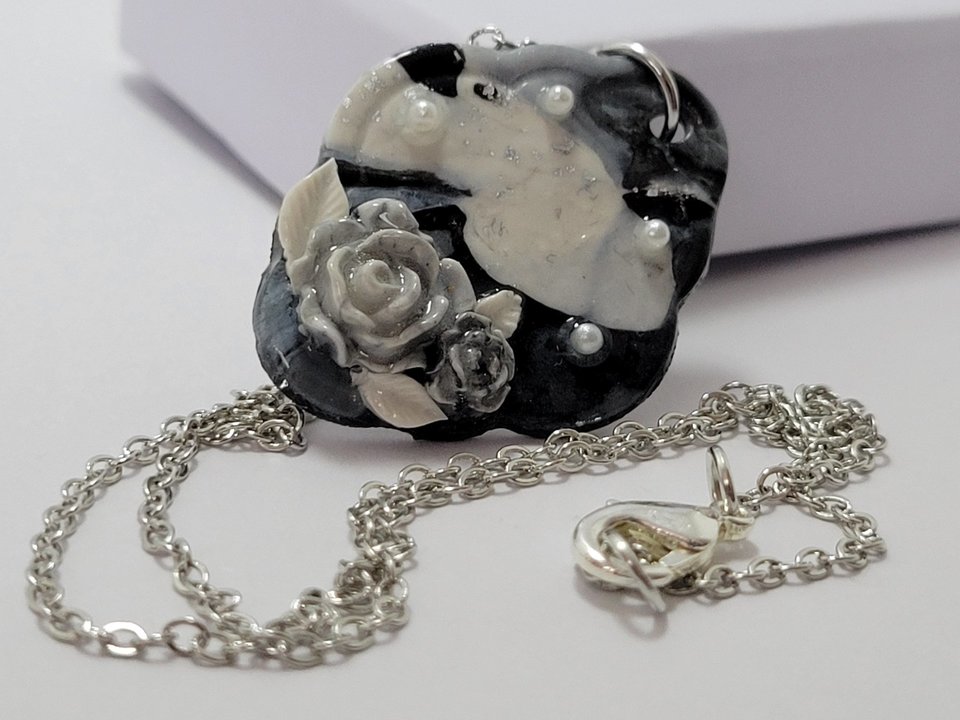 Marbled necklace